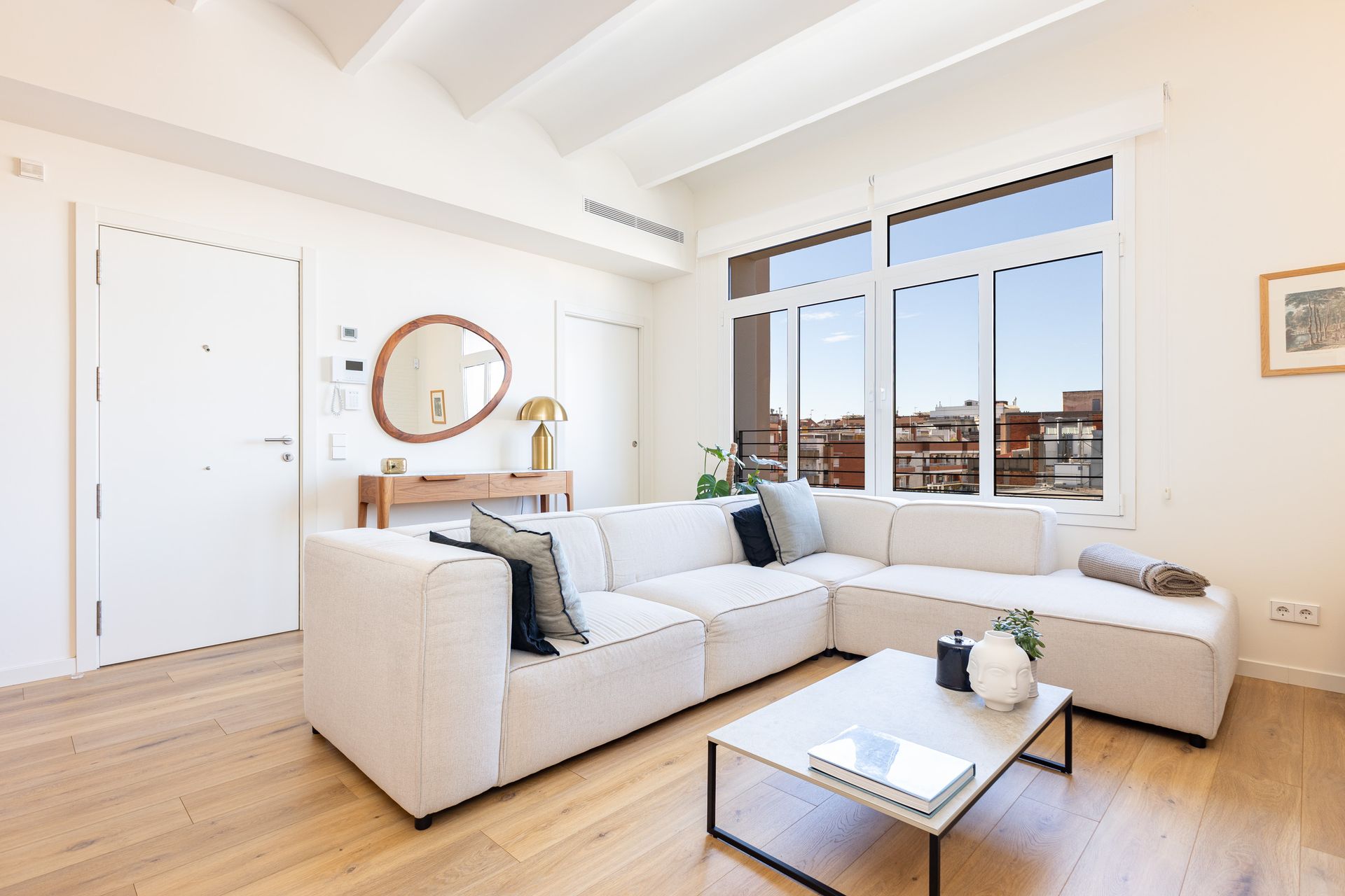 Fotografía inmobiliaria de salón luminoso en Barcelona