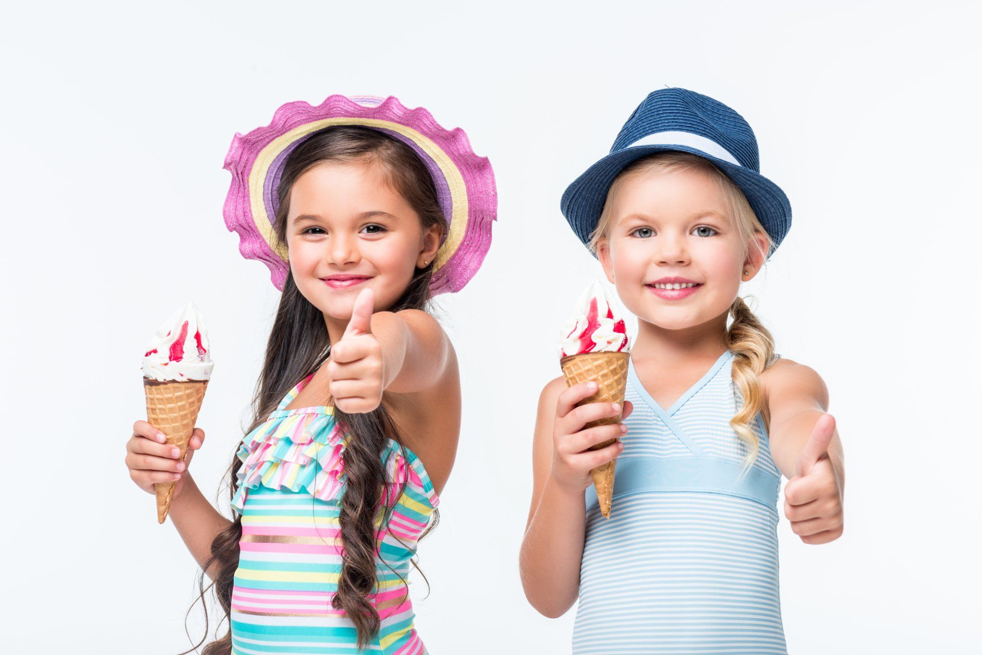 Ребенок рекламирует мороженое