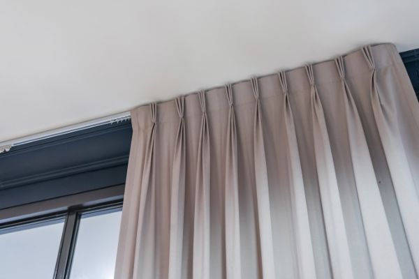 tende da interno color grigio chiaro