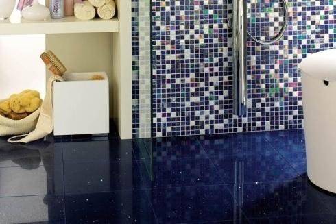 bagno con parete mosaico