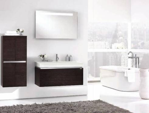 bagno con lavabo e specchio