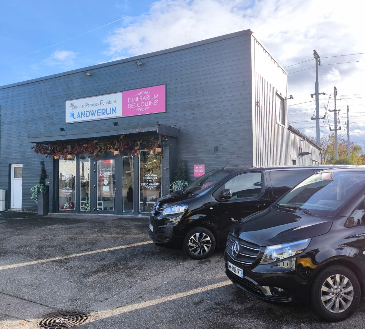 La façade d'un bâtiment avec un panneau indiquant landwerlin
