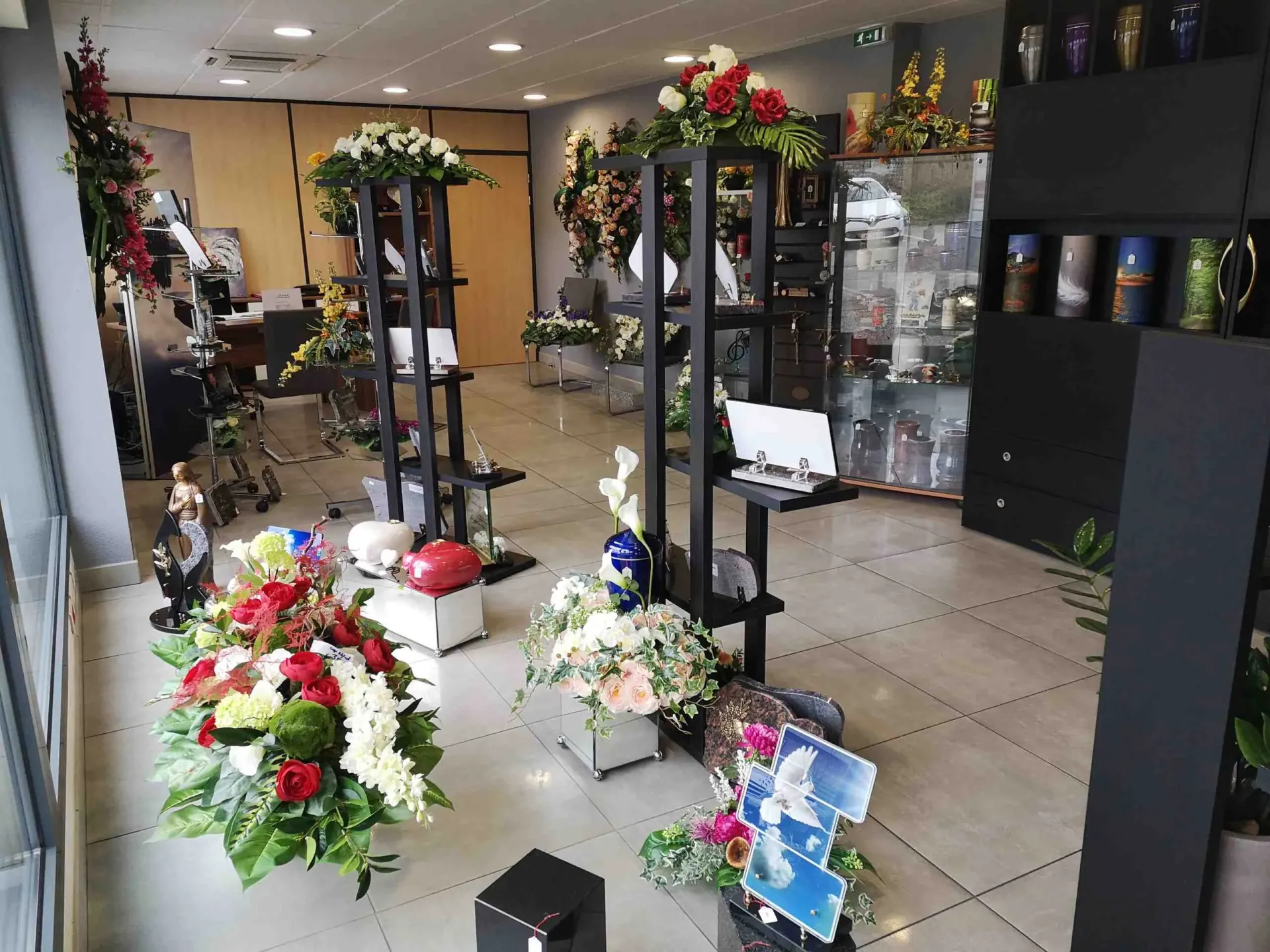 Une pièce remplie de beaucoup de fleurs et de vases