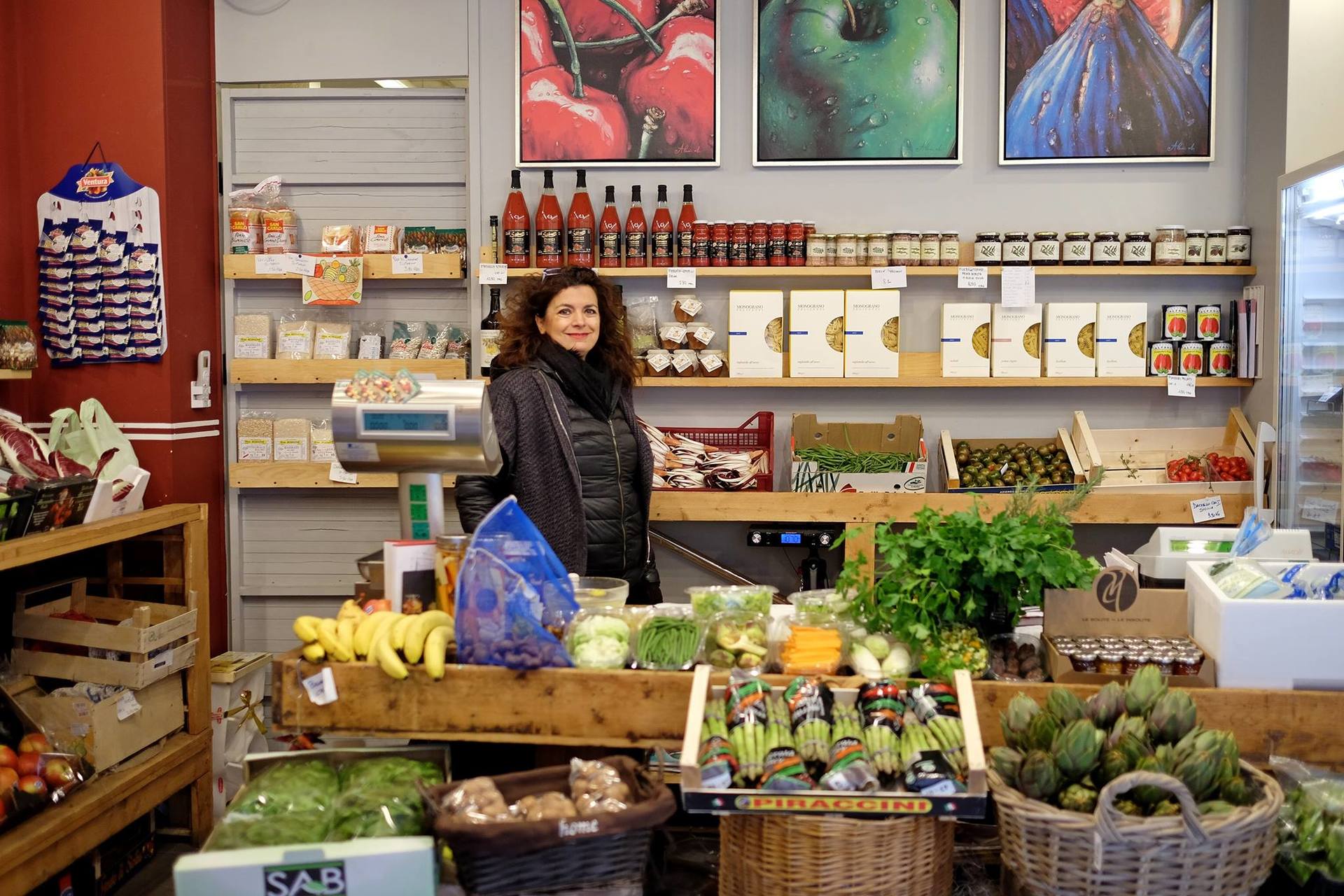 interno del negozio con banco verdura e titolare