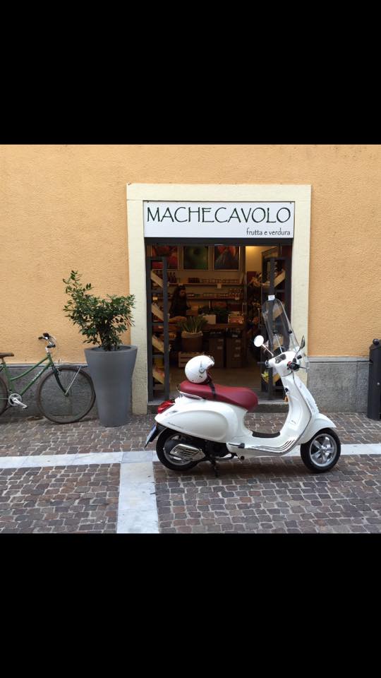 esterno del negozio con vespa parcheggiata davanti