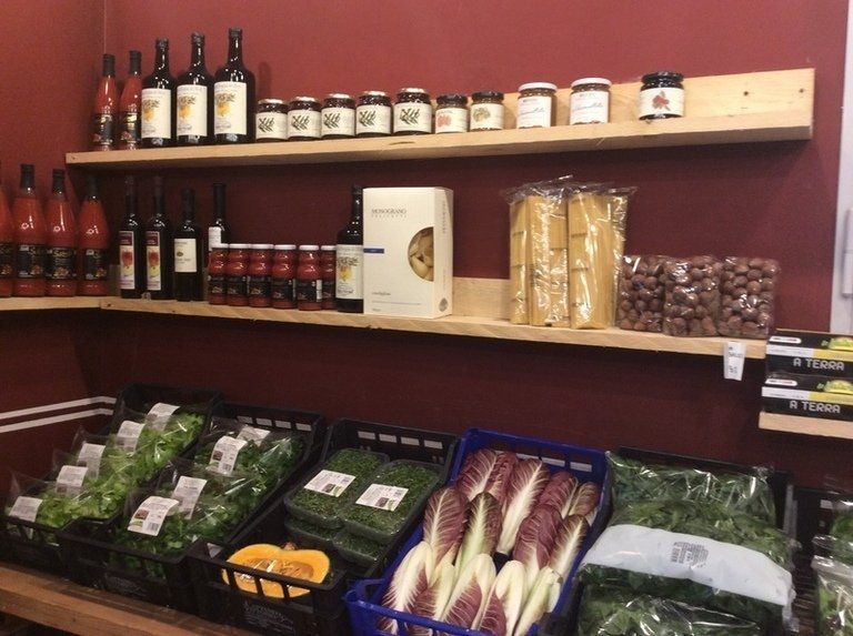 banco frutta e vino in esposizione