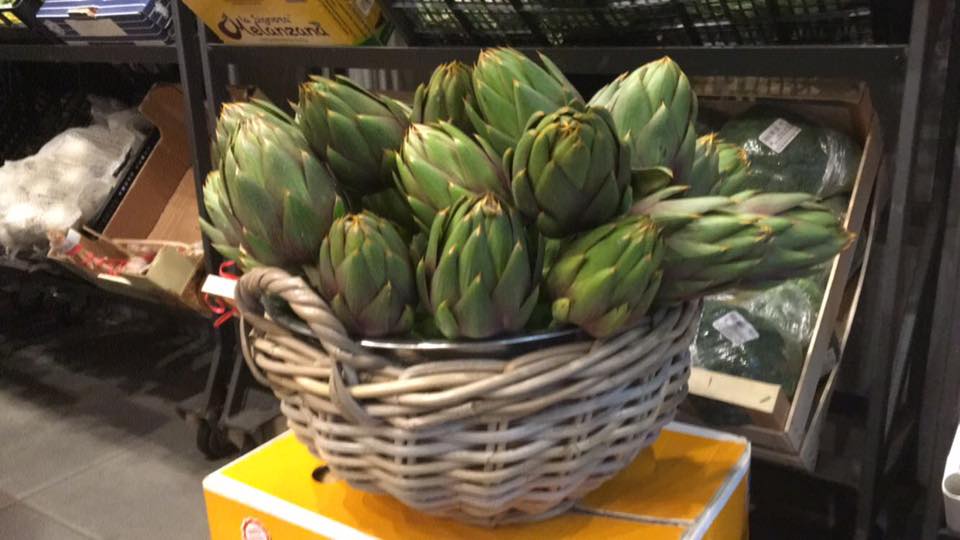 cesta di carciofi