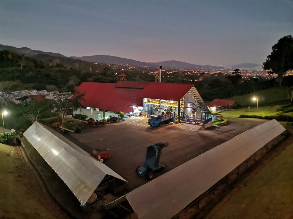 2 hats coffee farm in costa rica
