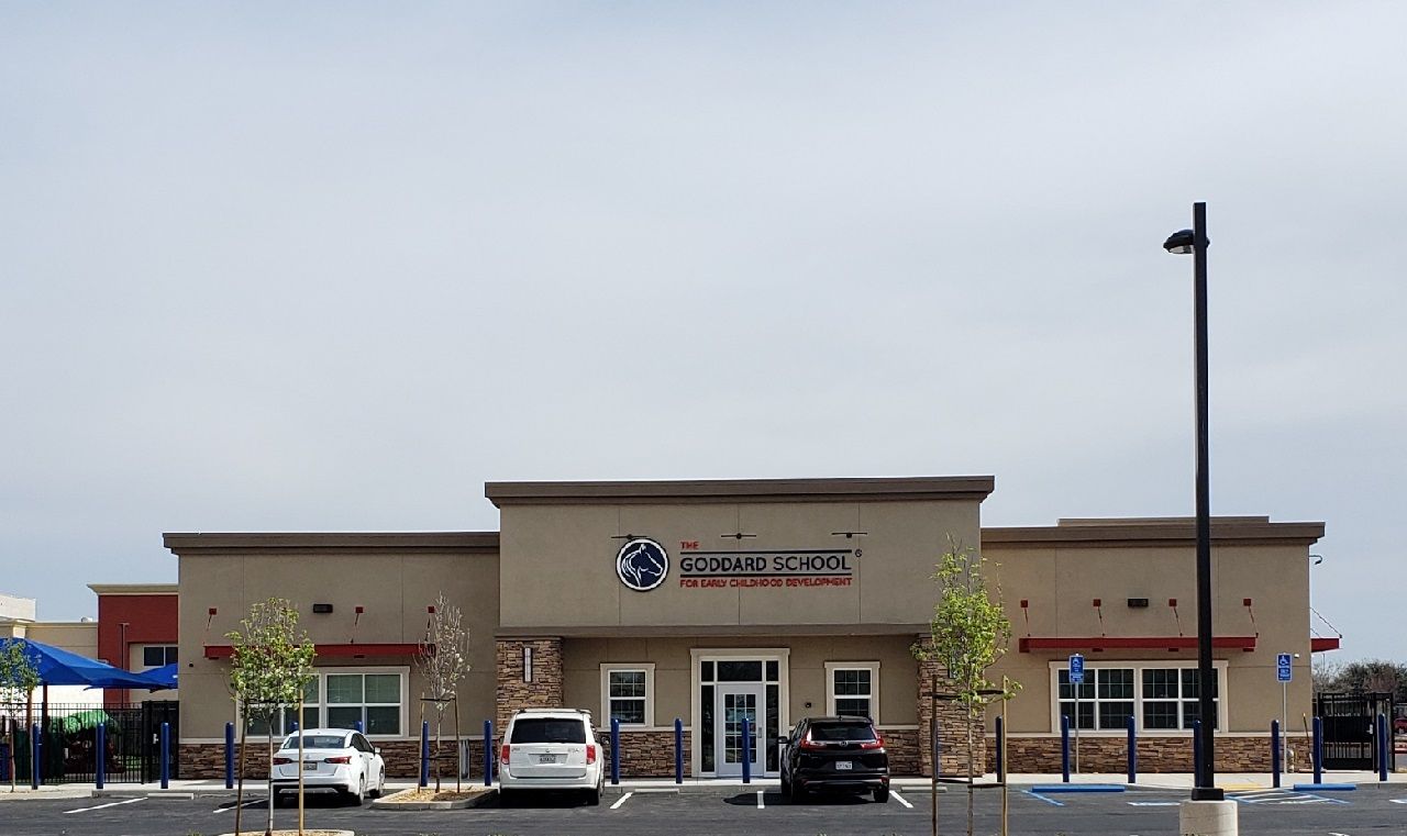A large building with cars parked in front of it.