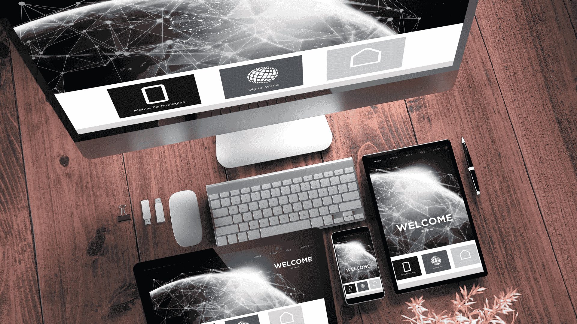 Conception de site Web avec écran de bureau, clavier, souris, tablette et téléphone sur une surface en bois.