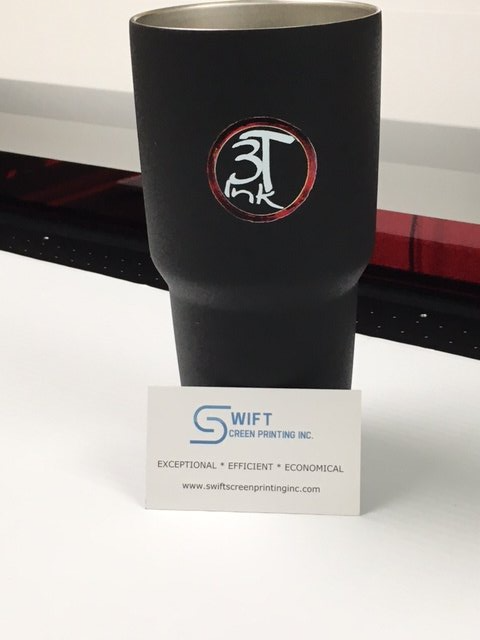 A black tumbler with a 3t logo on it