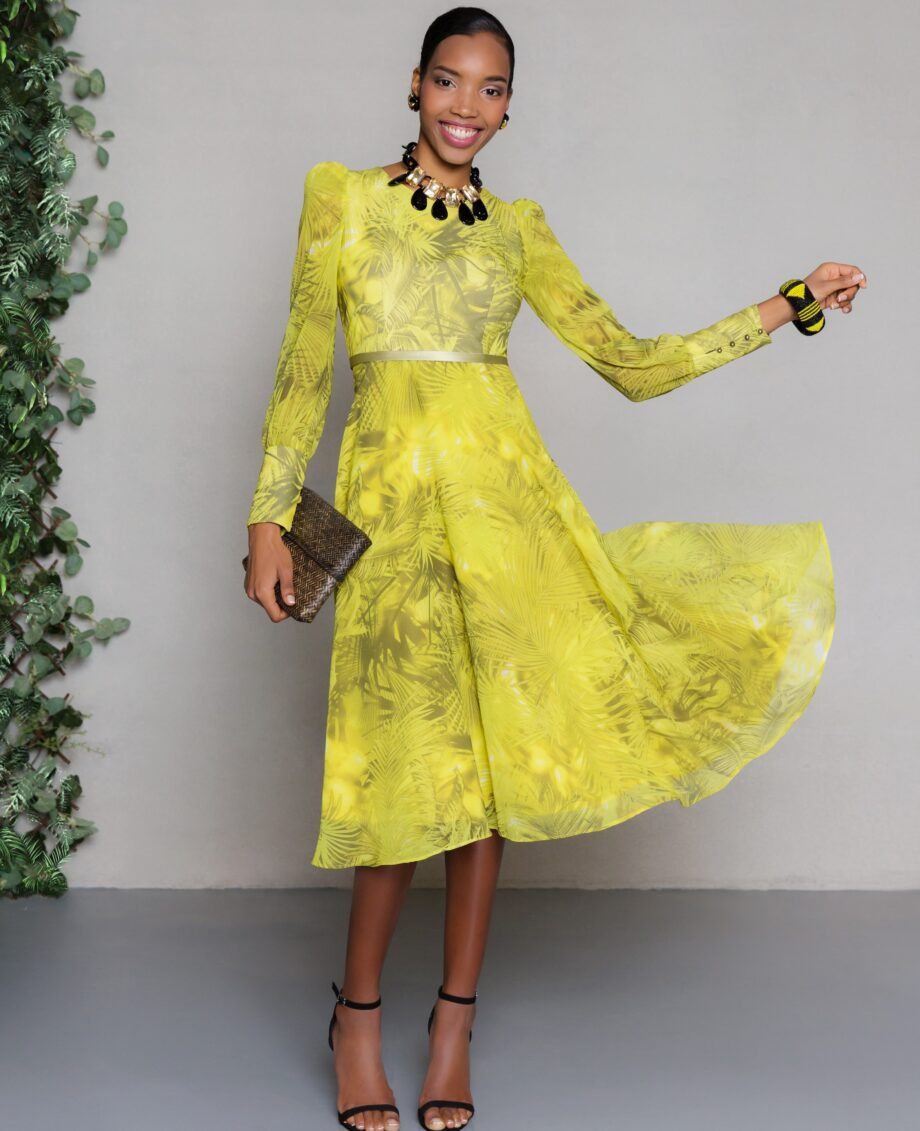 Donna con abito blu lungo