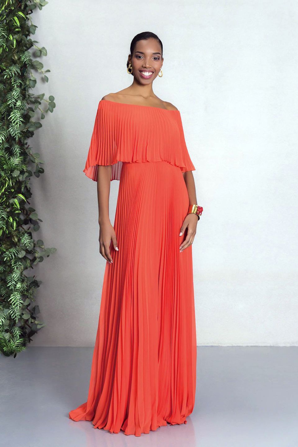 Donna con abito rosso plissettato