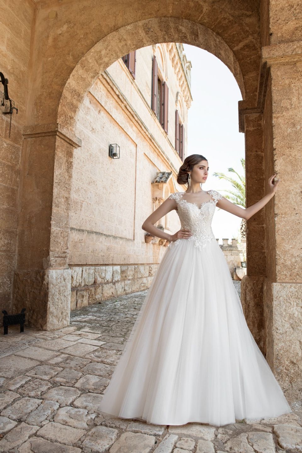 Donna con abito da sposa su misura