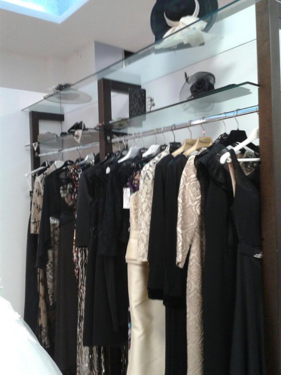 Abiti di un negozio di abbigliamento