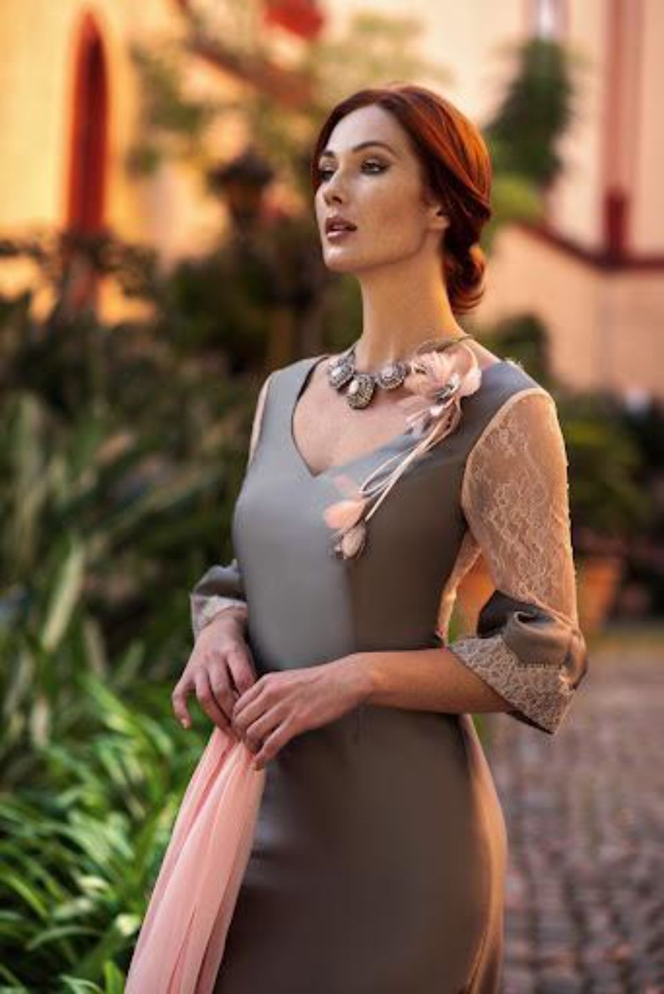 Donna con abito grigio