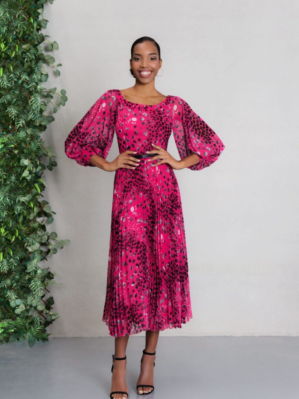 Donna con abito fantasia