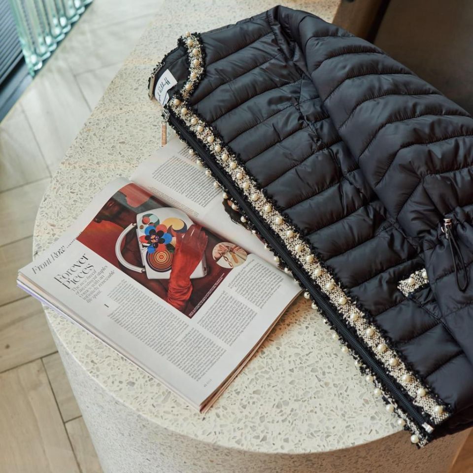 Giubbotto con accanto una rivista