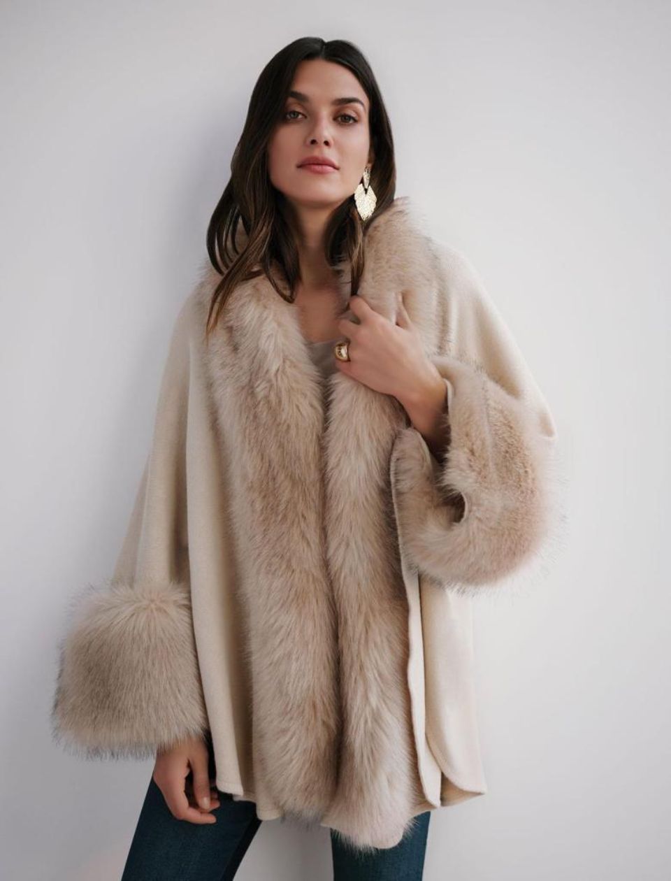 Donna che indossa un cardigan beige con dettagli in pelliccia