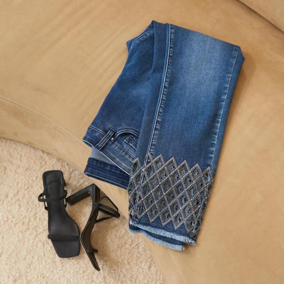 Jeans con strass e sandali neri con tacco