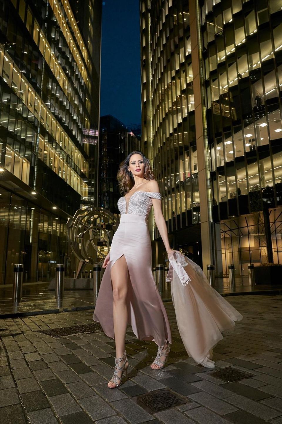 Ragazza con abito satinato