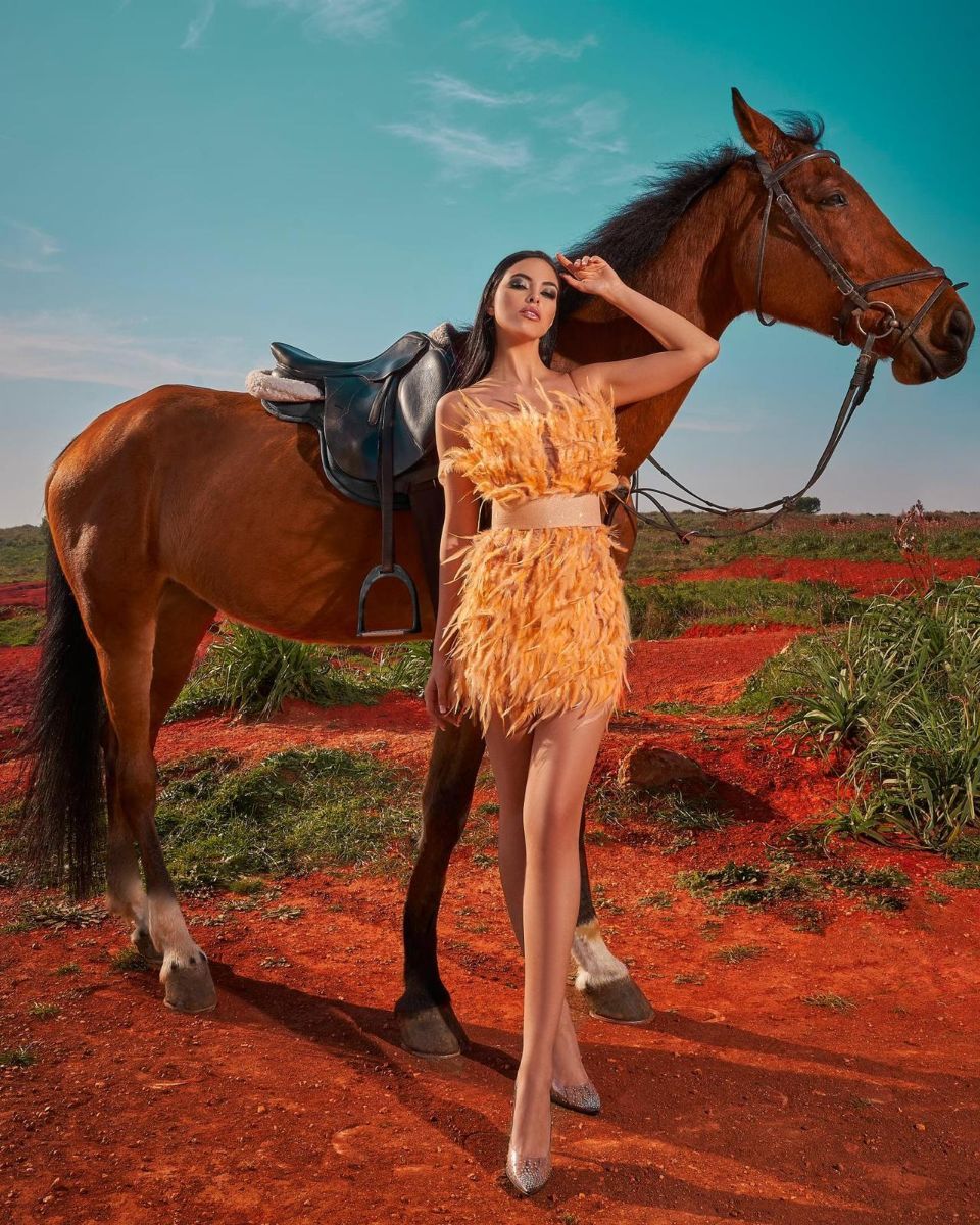 Donna con abito bianco lungo