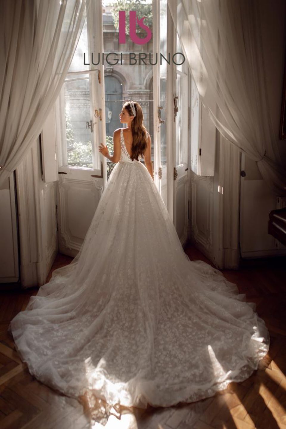 Sposa affacciata a una finestra