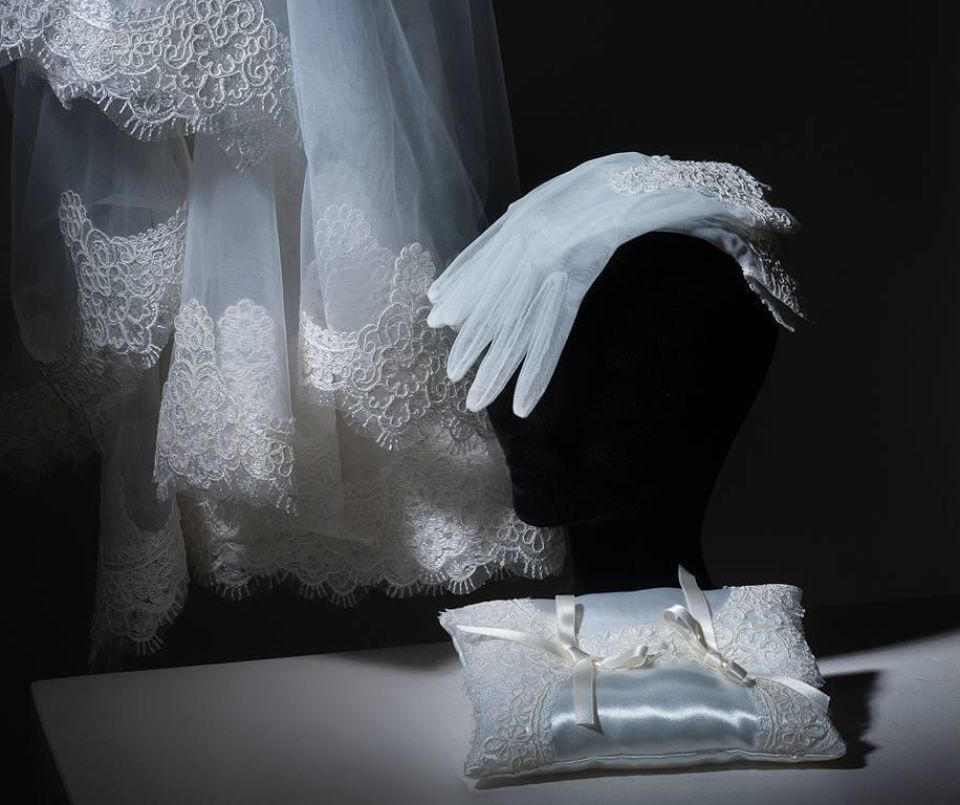 Guanti da sposa con cuscino per fedi nuziali
