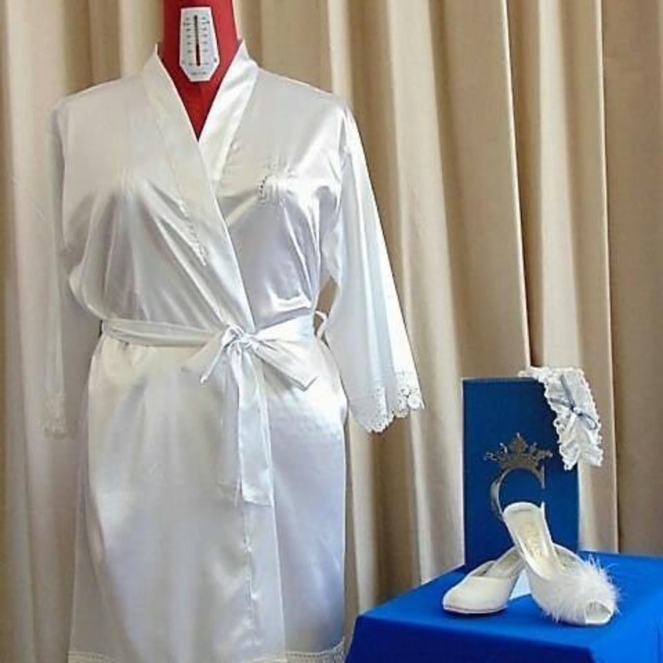 Vestaglia in seta e scarpe bianche