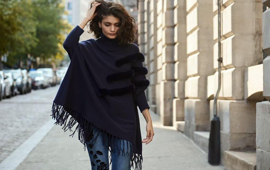 Donna con dolcevita senza maniche