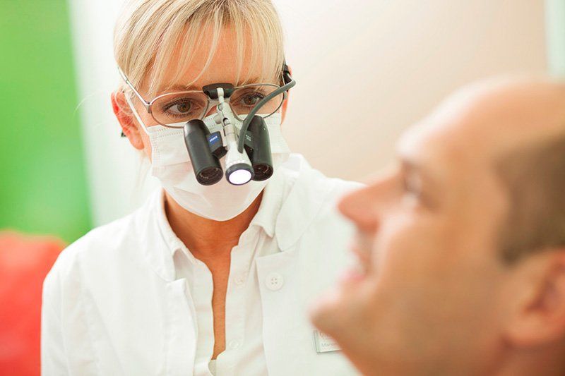 Bessere Sicht bei der Behandlung mit der Lupenbrille Bessere Sicht bei der Behandlung mit der Lupenbrille