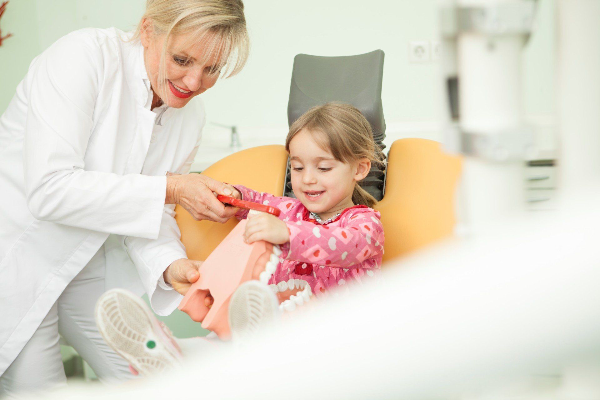 Spielerisch zeigen wir Ihrem Kind wie es seine Zähne richtig putzt. Spielerisch zeigen wir Ihrem Kind wie es seine Zähne richtig putzt.