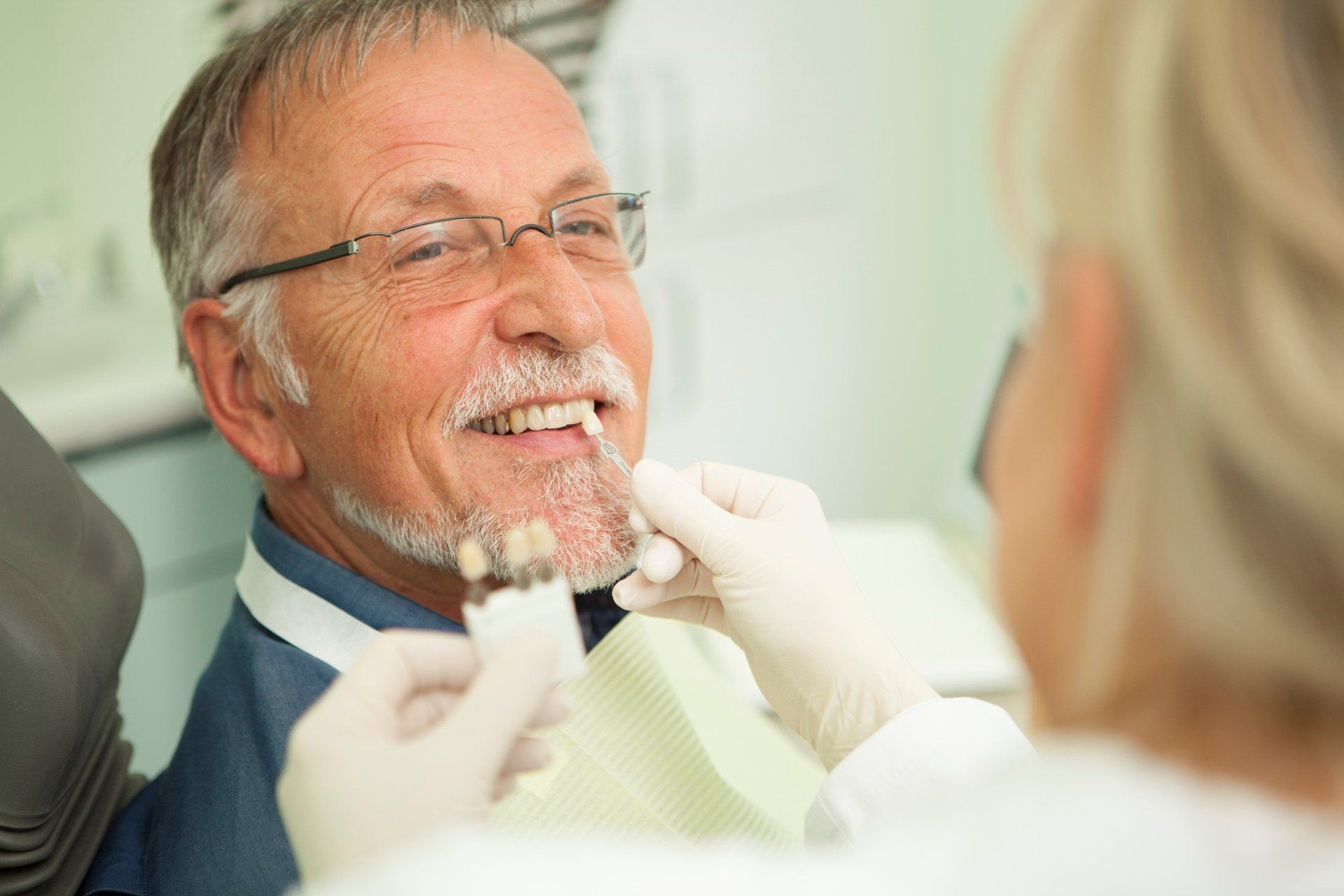 Mit einer Farbskala wird die exakte Farbe in der Praxis durch den Techniker ermittelt. Mit einer Farbskala wird die exakte Farbe in der Praxis durch den Techniker ermittelt.