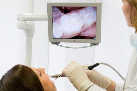 Ihre Zähne ganz groß auf dem Monitor Ihre Zähne ganz groß auf dem Monitor