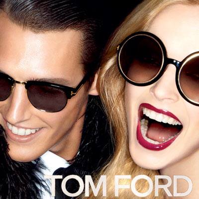 coppia di modelli con occhiali da sole Tom Ford
