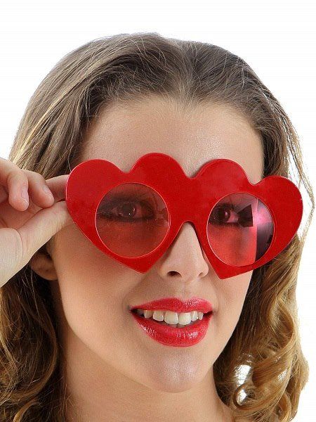 ragazza con occhiali rossi a forma di cuore