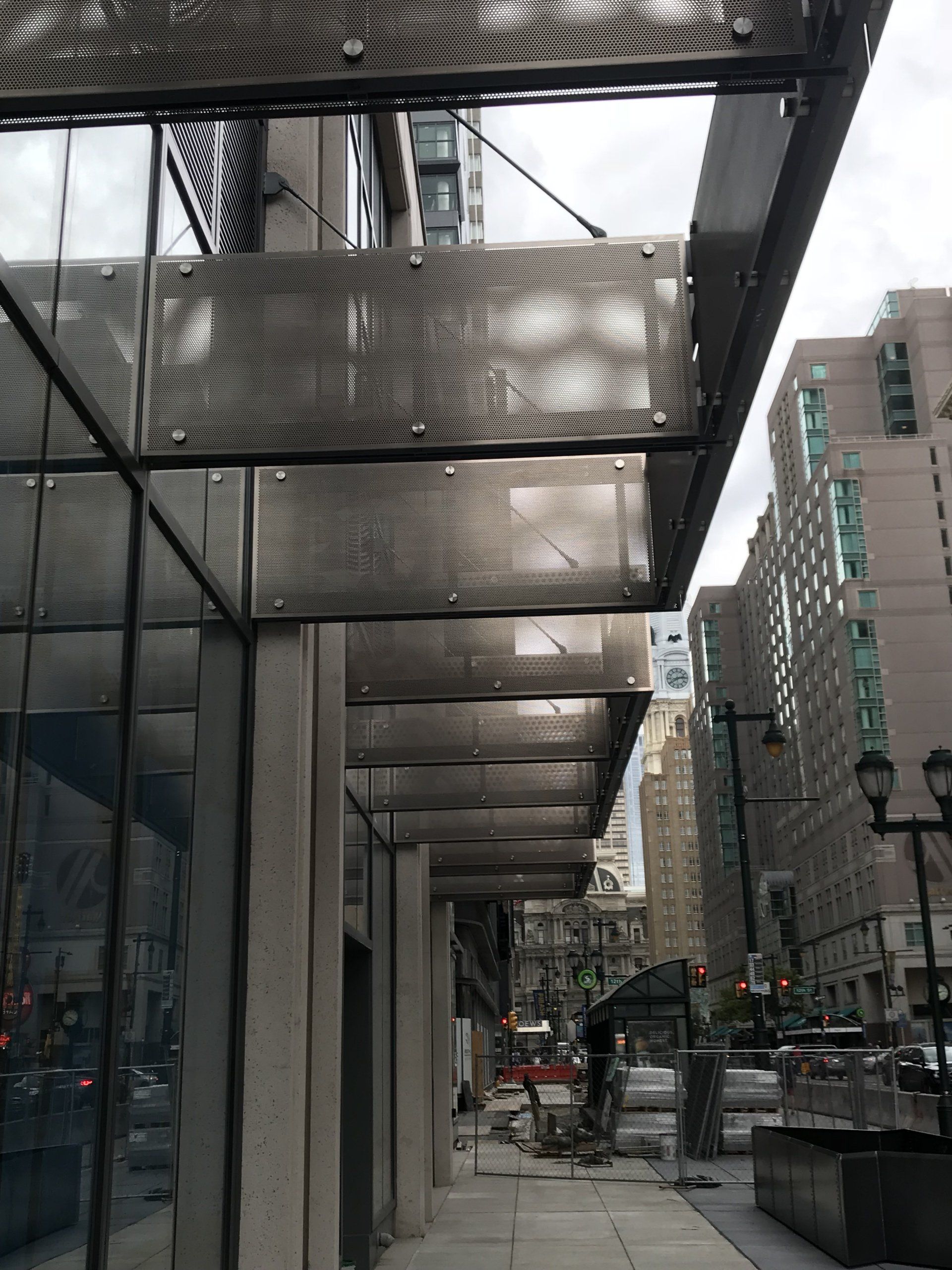 A covered walkway between two buildings in a city