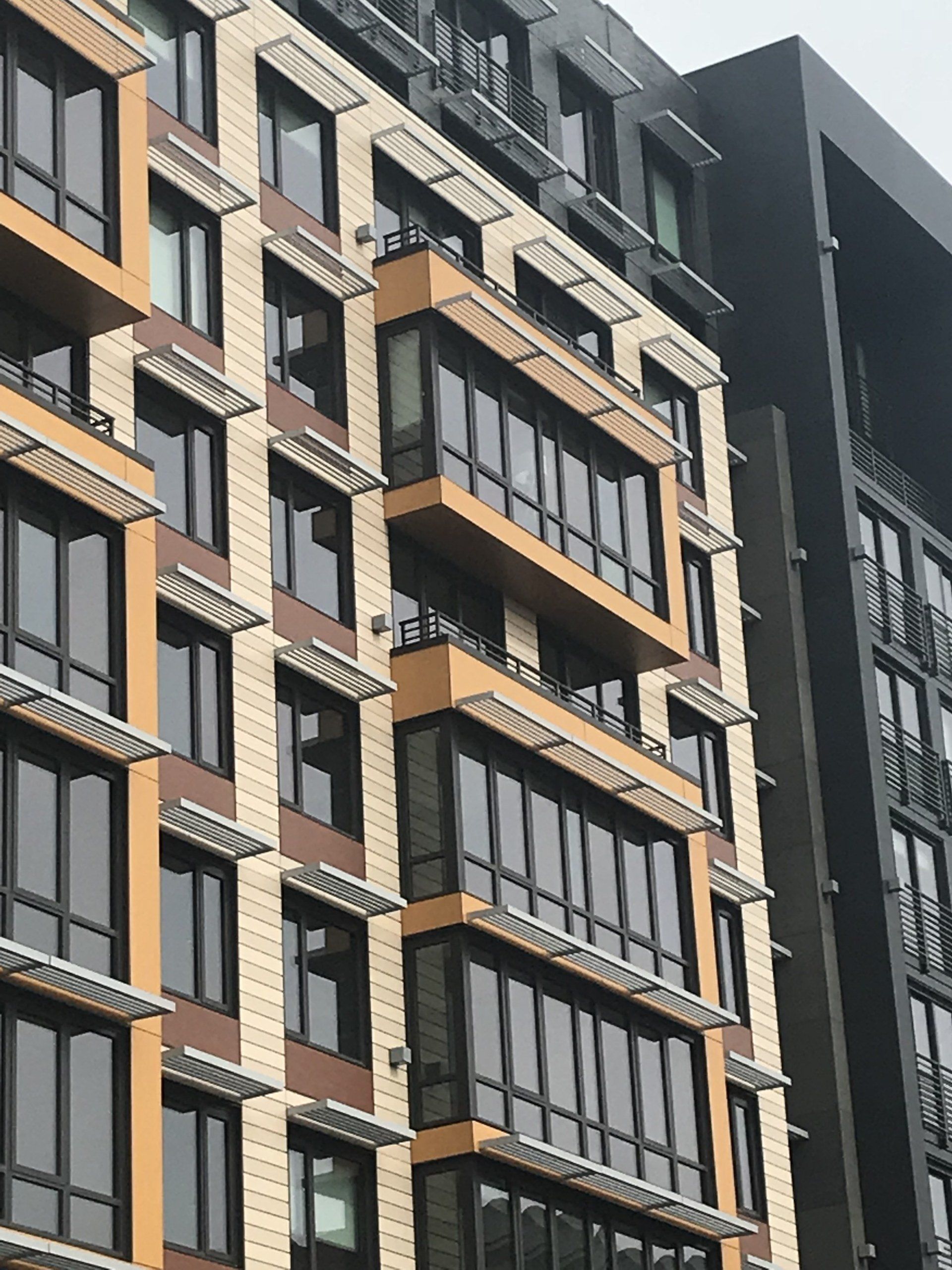 A tall building with lots of windows and balconies