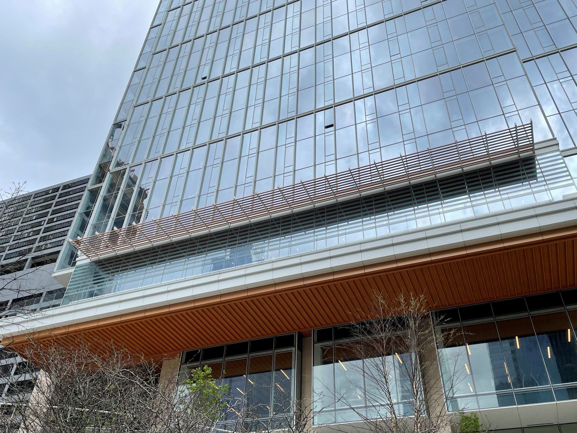A tall building with a lot of windows and a wooden roof.