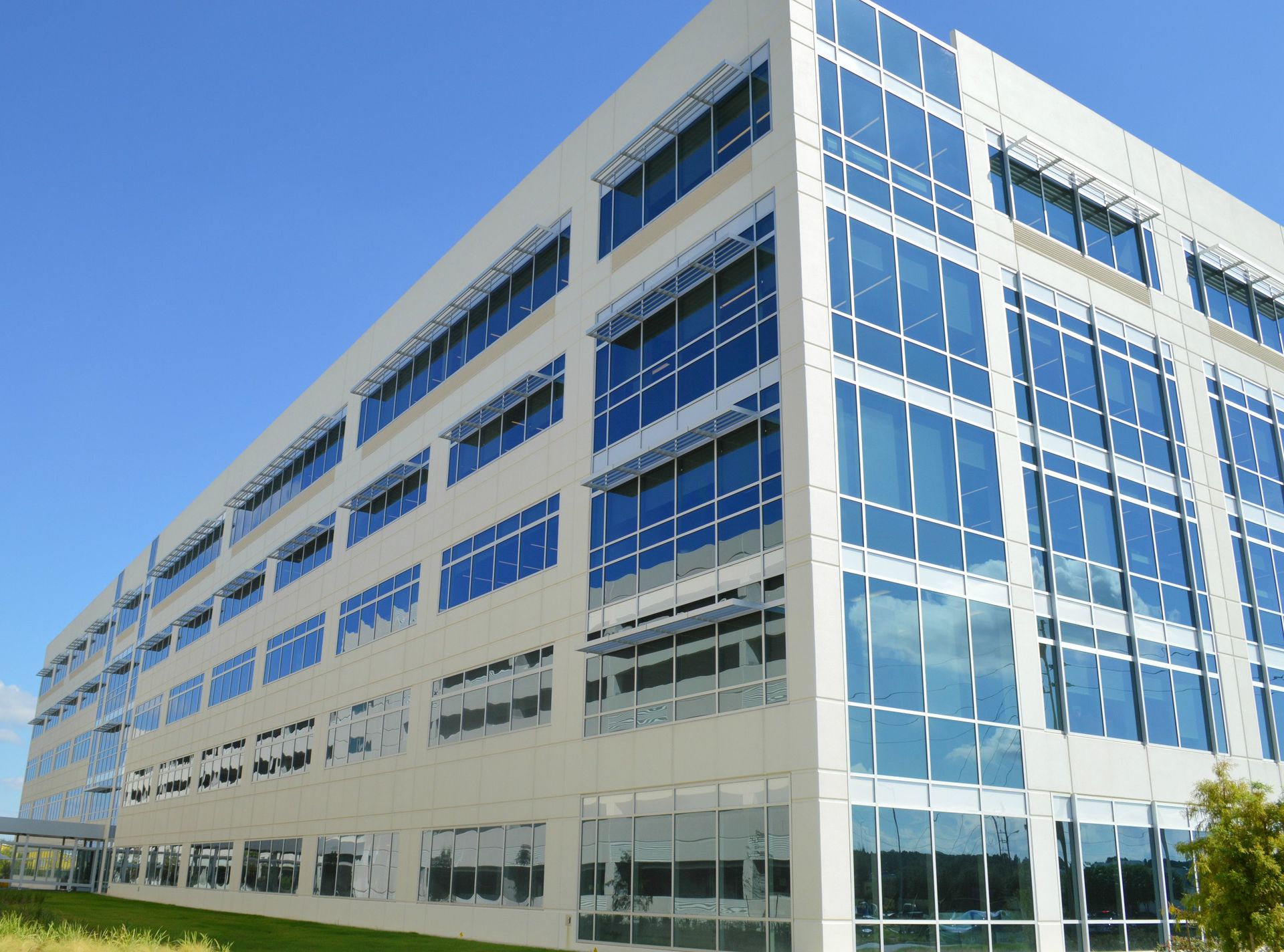 A large building with lots of windows and a blue sky in the background