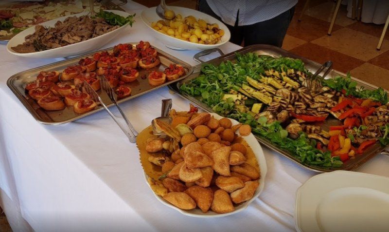 amplia oferta culinaria durante un banquete