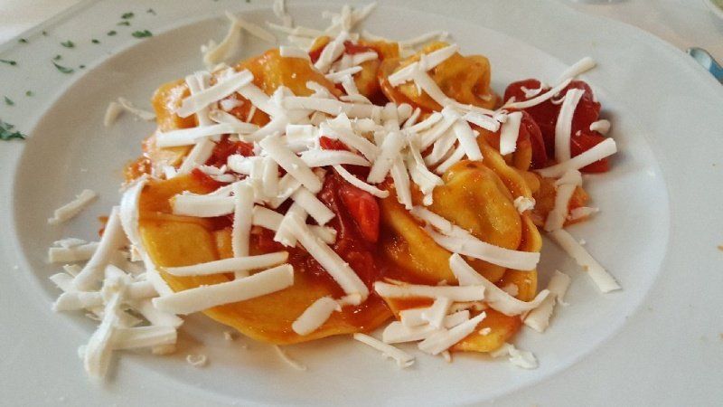 primo piatto di ravioli con sugo