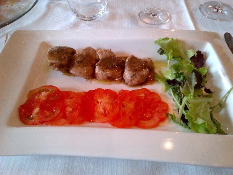 spiedino di carne con pomodoro e verdura