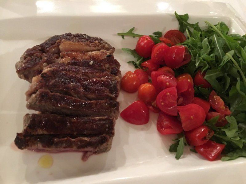 tagliata di carne con pomodorini