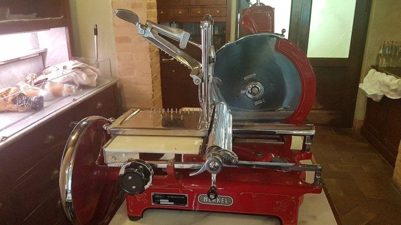 interni locale con banco salumi