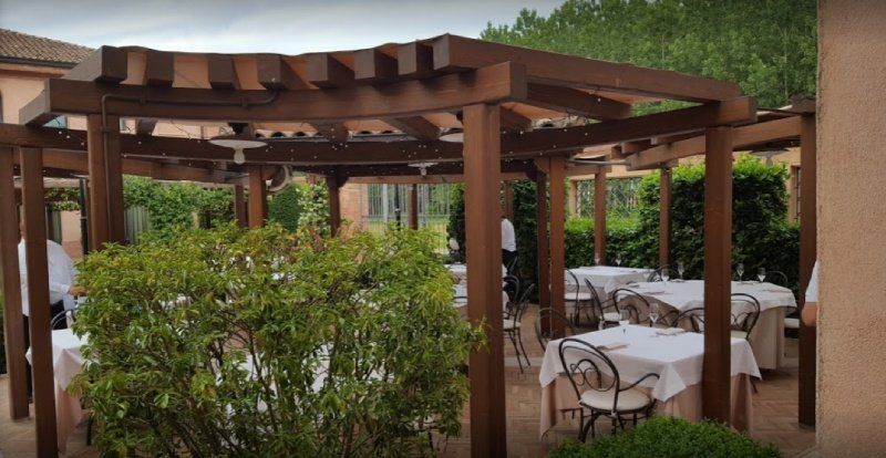 tettoia in legno con tavoli all'esterno
