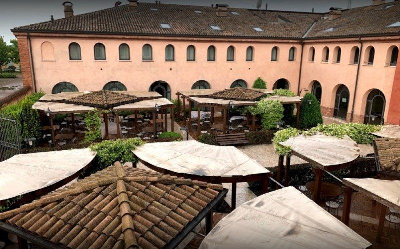 tavoli all'esterno con tettoie