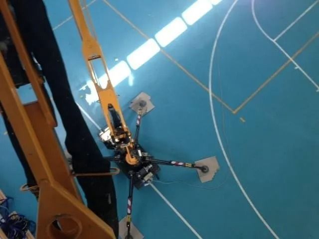 Vista dall'alto di un robot nero e argento con quattro braccia