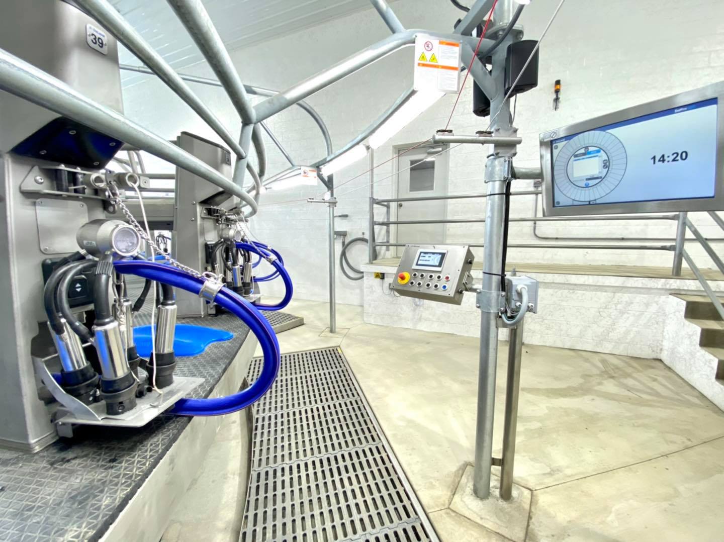 Milking Parlors JBZ Dairy Advantage Rotary Parlors, Herringbone, Parallel and StepUp