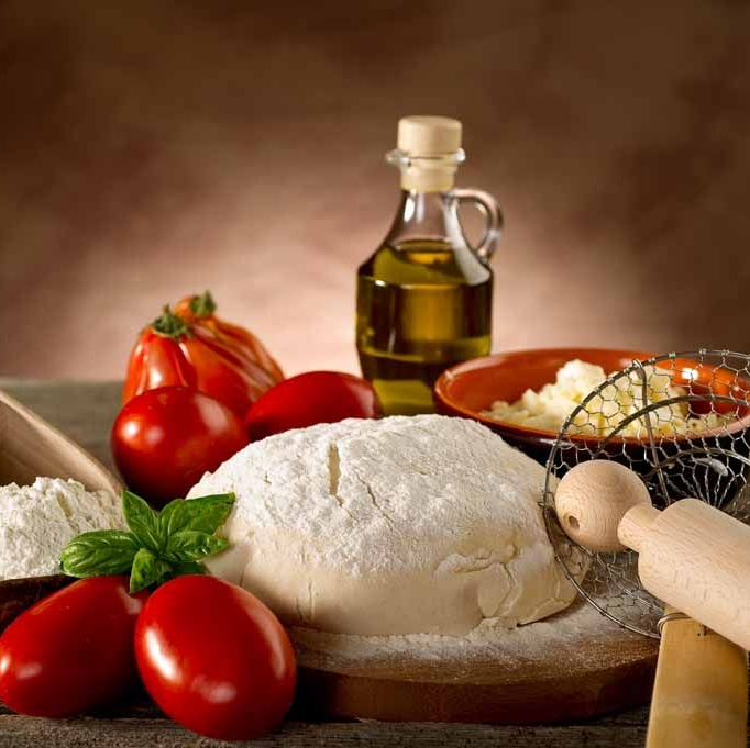 Ingredienti italiani pomodori, farina e olio d'oliva